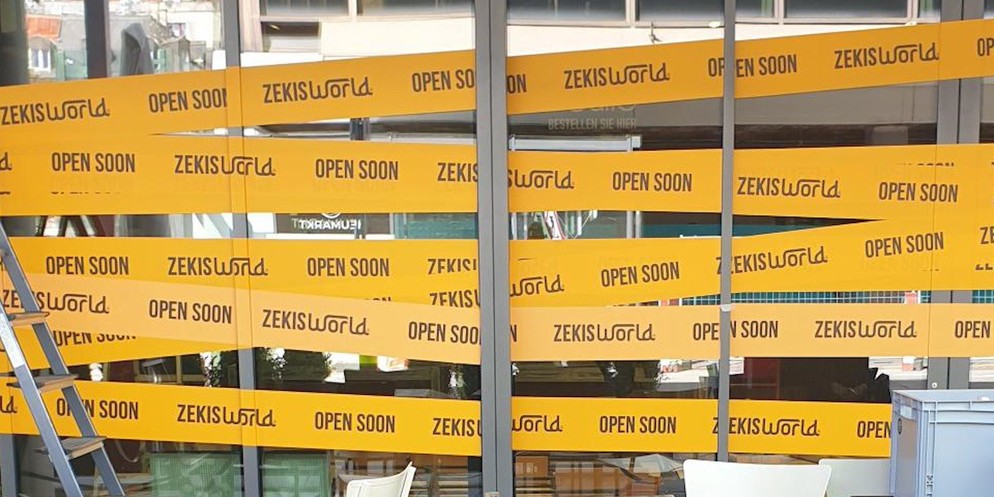 Hinter Glastüren wird umgebaut und ein gelbes Banner verrät, naja, auf den ersten Blick nicht viel. Zuvor machte das Restaurant Spiga einem anderen italienischen Lokal Platz. Kommt jetzt der Influence ...