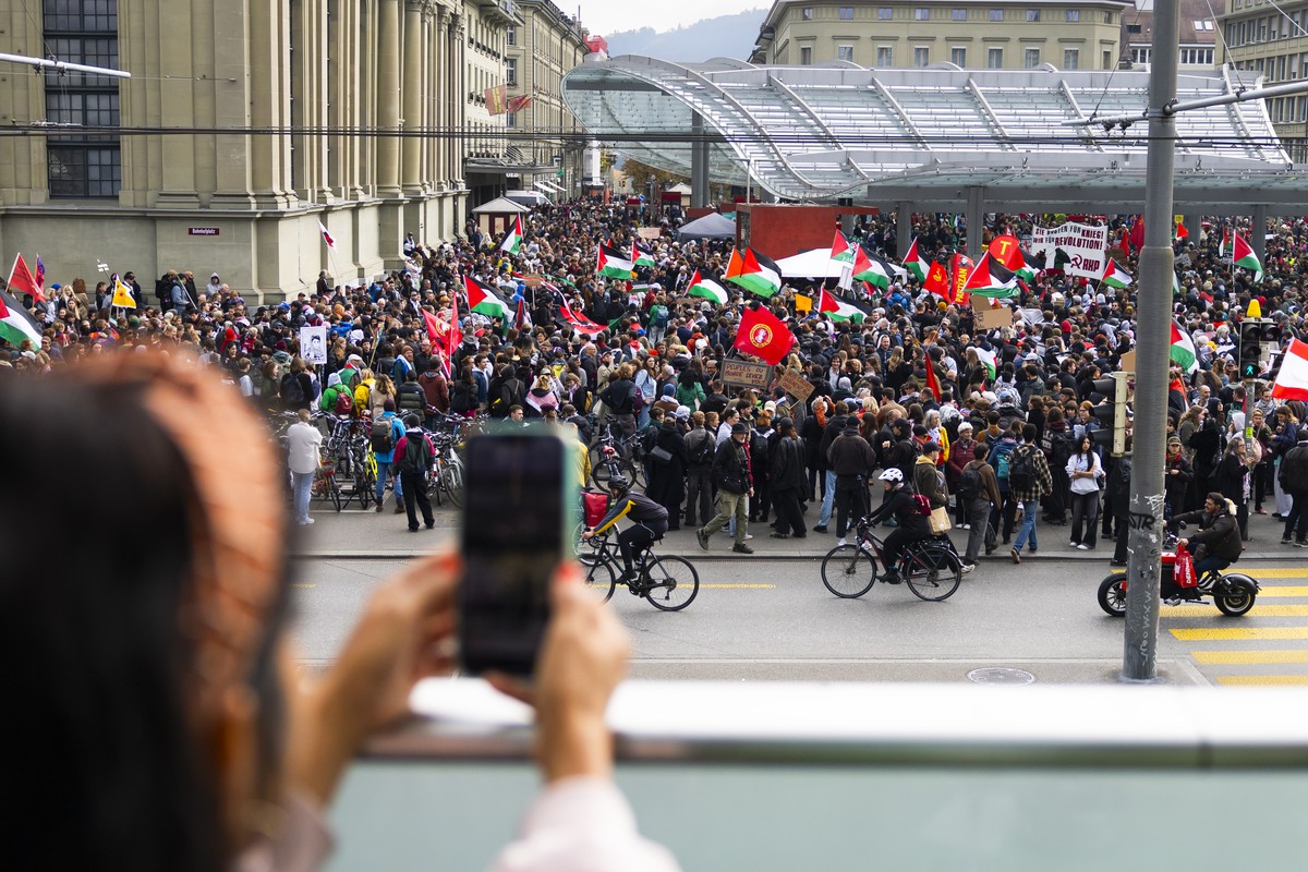 Protesters gather in front of the train station during an unauthorized demonstration for Gaza in Bern, Switzerland, Saturday, October 11, 2025. (KEYSTONE/Peter Klaunzer)