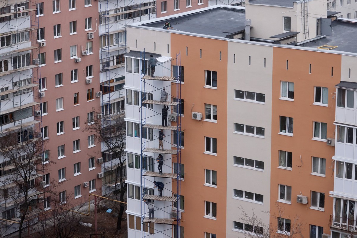 epa10360635 Russian workers build new apartments in Mariupoll, Ukraine, 10 December 2022 (issued 11 December 2022). An estimate 250,000 inhabitants have left the city, about 300,000 still remain. Duri ...