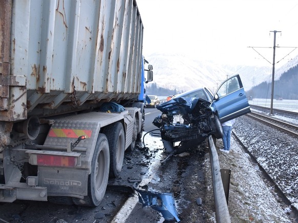 Am 10. Januar 2024 ist es auf der Nationalstrasse N28 zu einer Kollision zwischen einem Auto sowie einem Lastwagen gekommen. Der Automobilist wurde verletzt.