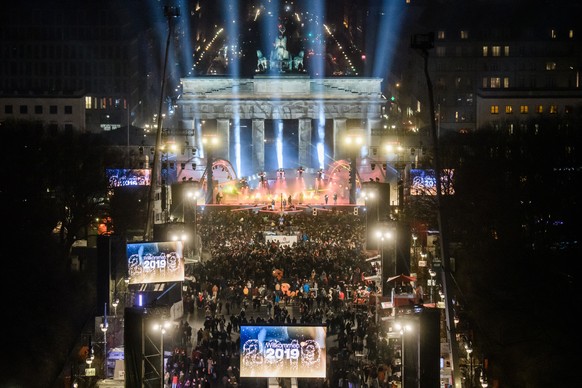 epa07255529 A general view of the Brandenburg Gate landmark during the beginning of the New Year&#039;s Eve celebrations in Berlin, Germany, 31 December 2018. EPA/CLEMENS BILAN
