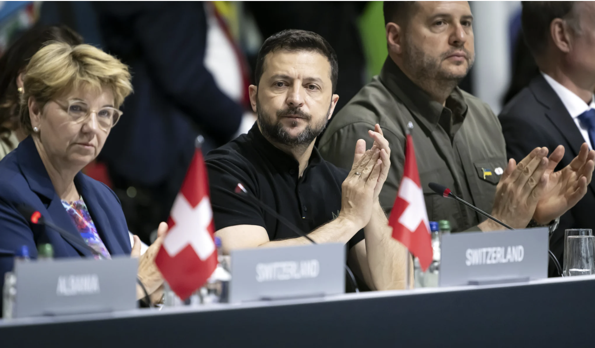 Der Mann im Hintergrund beim Friedensgipfel auf dem Bürgenstock im Juni letzten Jahres: Andrij Jermak (rechts) neben Präsident Wolodimir Selenski und der damaligen Bundespräsidentin Viola Amherd.