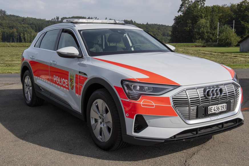 Die Kantonspolizei Bern stellt das neue Elektroauto einen Audi e-Tron 55 vor, an einem Point de Presse zur Mobilitaetsstrategie der Kantonspolizei Bern, am Dienstag 7. September 2021 im Ausbildungszen ...