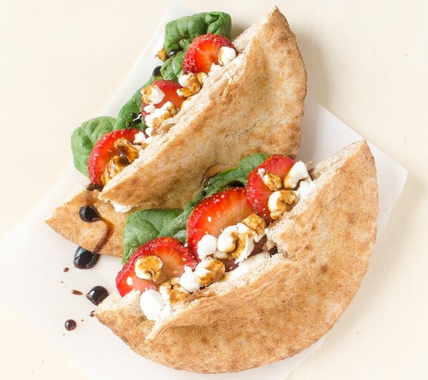 pita erdbeeren spinat feta balsamico essen food https://www.thekitchn.com/10-ways-to-stuff-a-pita-upgrade-your-lunch-219394