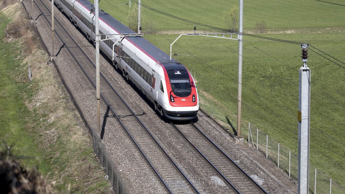 ZUM THEMA FERNVERKEHRSMONOPOL DER SBB UND DIE KONKURRENZ DER BLS AM DONNERSTAG, 19. APRIL 2018, STELLEN WIR IHNEN FOLGENDES BILDMATERIAL ZUR VERFUEGUNG --- A RABDe 500 Intercity passenger train by the ...