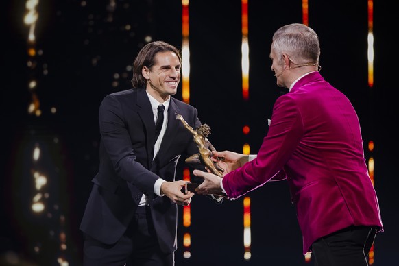 Fussball Torhueter Yann Sommer, links, erhaelt den Preis des MVP des Jahres von Moderator Rainer Maria Salzgeber an der Verleihung der Sports Awards 2021, am Sonntag, 12. Dezember 2021 in Zuerich. (KE ...