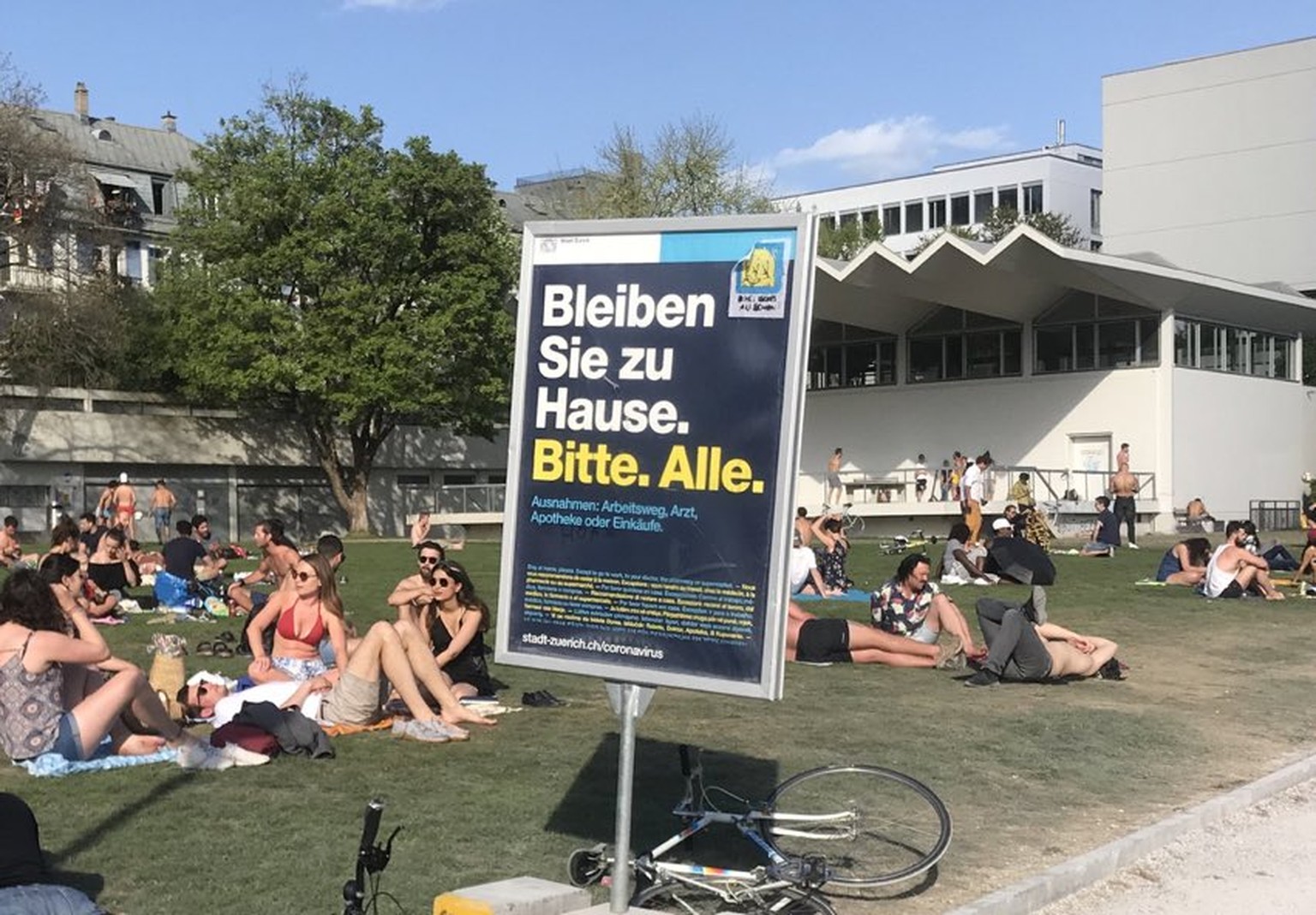 Mit Durchsagen versuchte die Polizei, die Leute auf der Zürcher Wipkingerwiese auf die Abstandsregeln aufmerksam zu machen.