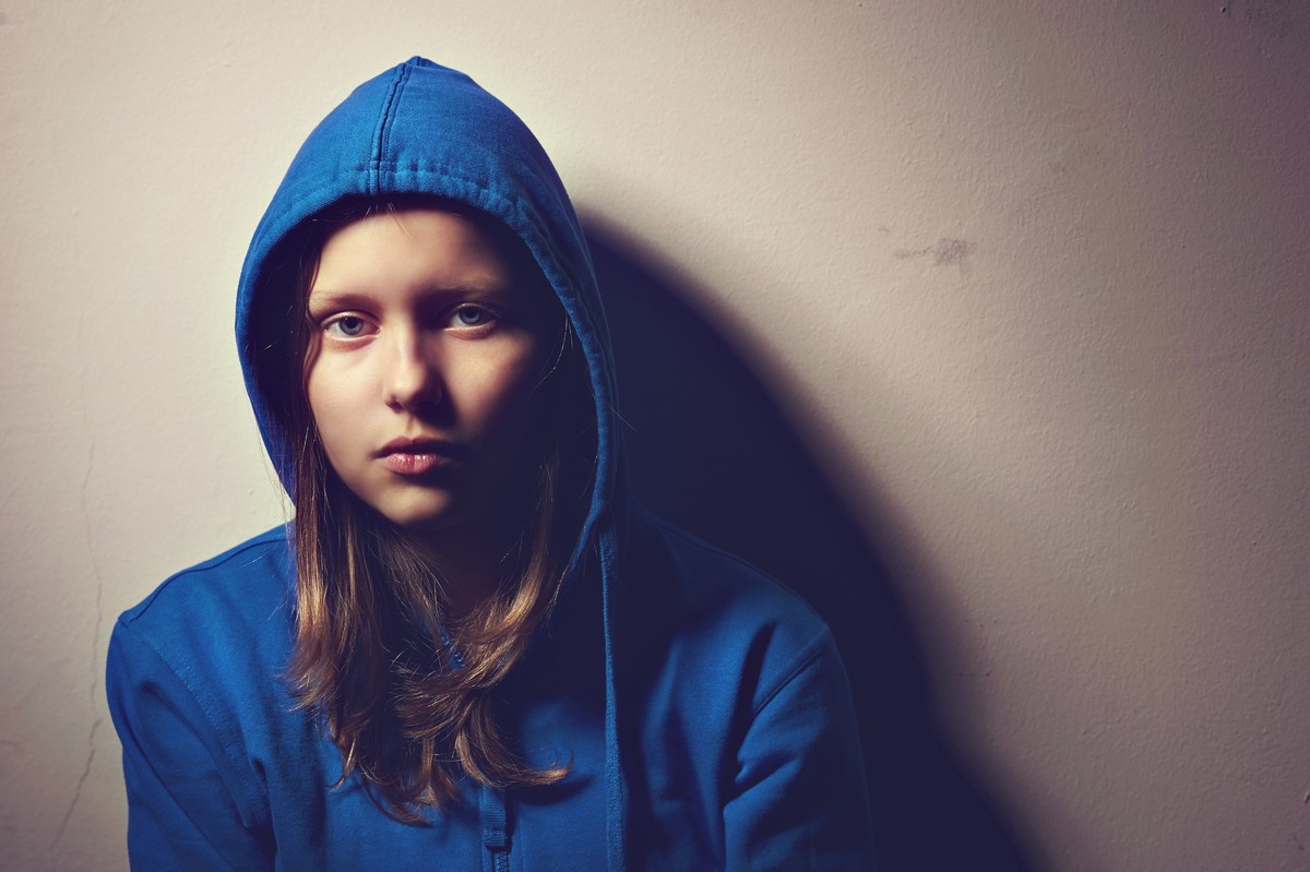 Teenager mit Kapuze.