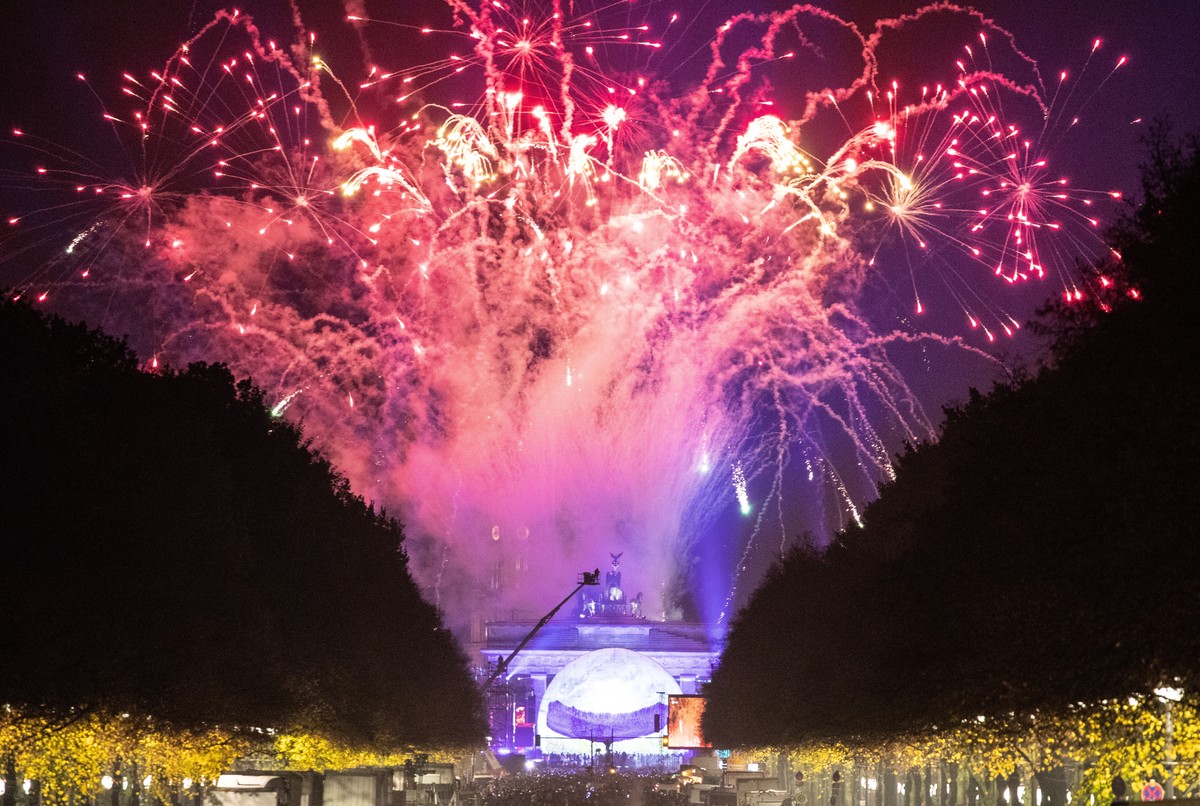 epa07984627 A general view shows the Brandenburg Gate with fireworks at the scene of celebrations of the 30th anniversary of the fall of the Berlin Wall is taking place in Berlin, Germany, 09 November ...