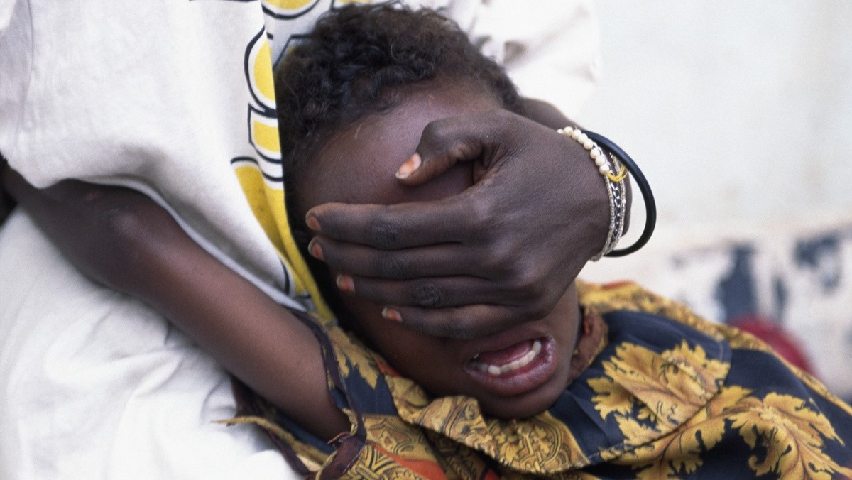 Hudan Mohammed Ali, 6, screams in pain while undergoing circumcision in Hargeisa, Somalia, June 17, 1996. Her sister Farhyia Mohammed Ali, 18, holds her so she cannot move. (KEYSTONE/AP Photo/Jean-Mar ...
