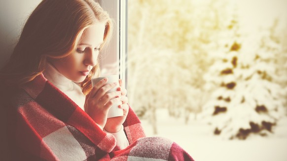 woman tea cold frau tee kalt frieren