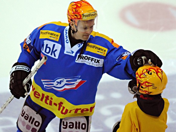 Der Klotener Topscorer Kimmo Rintanen freut sich mit einem Junior vor dem Eishockeyspiel der National League A zwischen den Kloten Flyers und den SCL Tigers am Donnerstag, 21. Februar 2008, in Kloten. ...