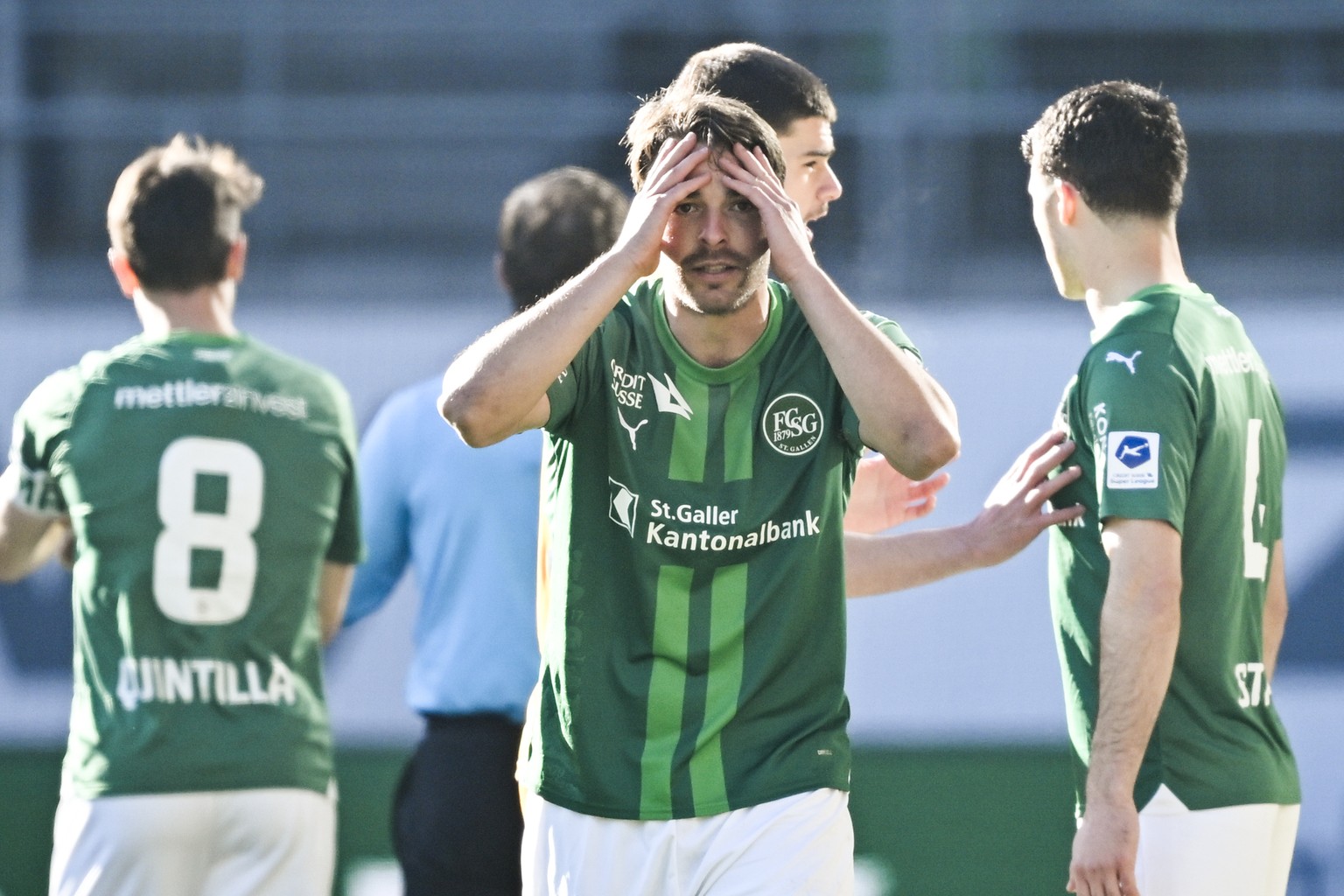 St. Gallens Lukas Goertler muss mit Rot vom Platz, im Fussball Super League Spiel zwischen dem FC St. Gallen und dem FC Lugano, am Sonntag, 28. Januar 2024, im Kybunpark in St. Gallen. (KEYSTONE/Gian  ...