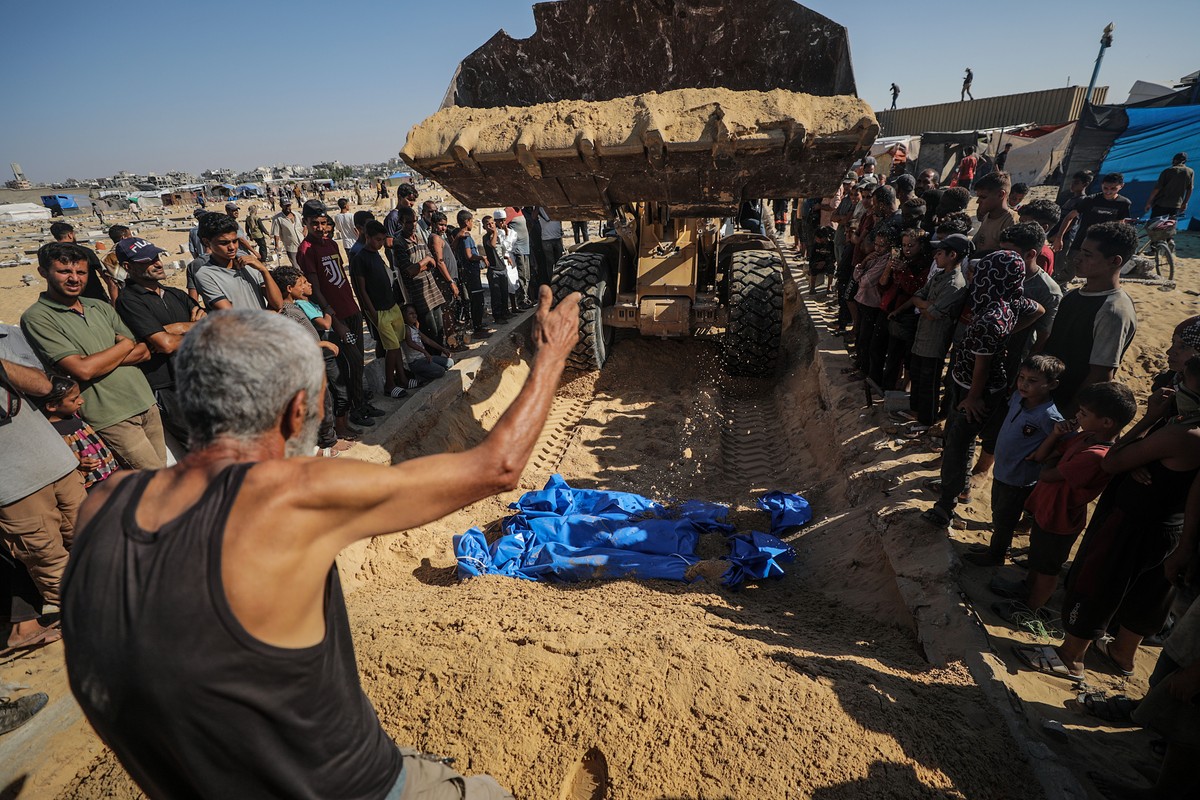 epaselect epa11626167 A mass burial of victims killed in Israeli strikes and during Israeli military operations in the Gaza Strip at Khan Younis cemetery in the southern Gaza Strip 26 September 2024.  ...