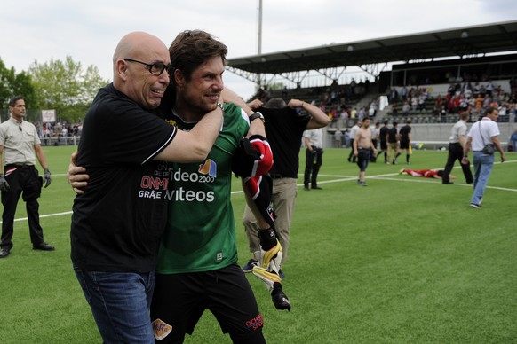 14.06.2014: Nach dem erfolgreichen Aufstieg in die 1. Liga Promotion (siehe Teaserbild) – Präsident Christian Binggeli (links) mit Torhüter Laurent Walthert.