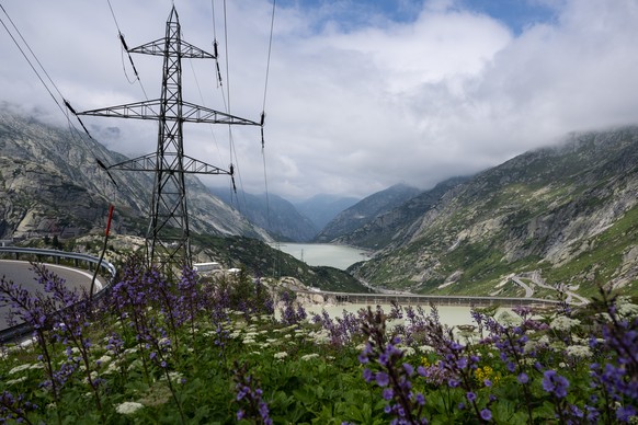 Sromleitungen gehen Talwaerts ueber die beiden Stausee Grimsel, vorne und Raetterichs Boden, am Mittwoch, 27. Juli 2022, an der Grimsel. Fuer den kommenden Winter koennte es wegen der Gasreduktion aus ...