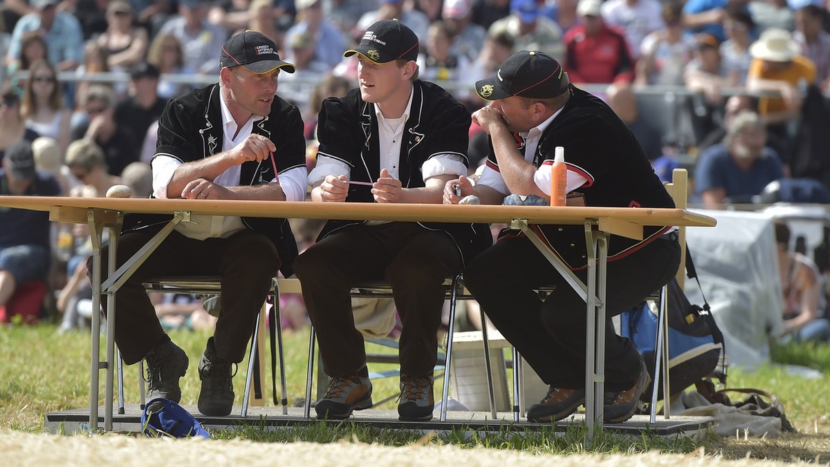 Das Kampfrichter-Trio vor dem Schlussgang am Mittellaendischen Schwingfest am Sonntag, 31. Mai 2015 in Richigen. (KEYSTONE/Lukas Lehmann)