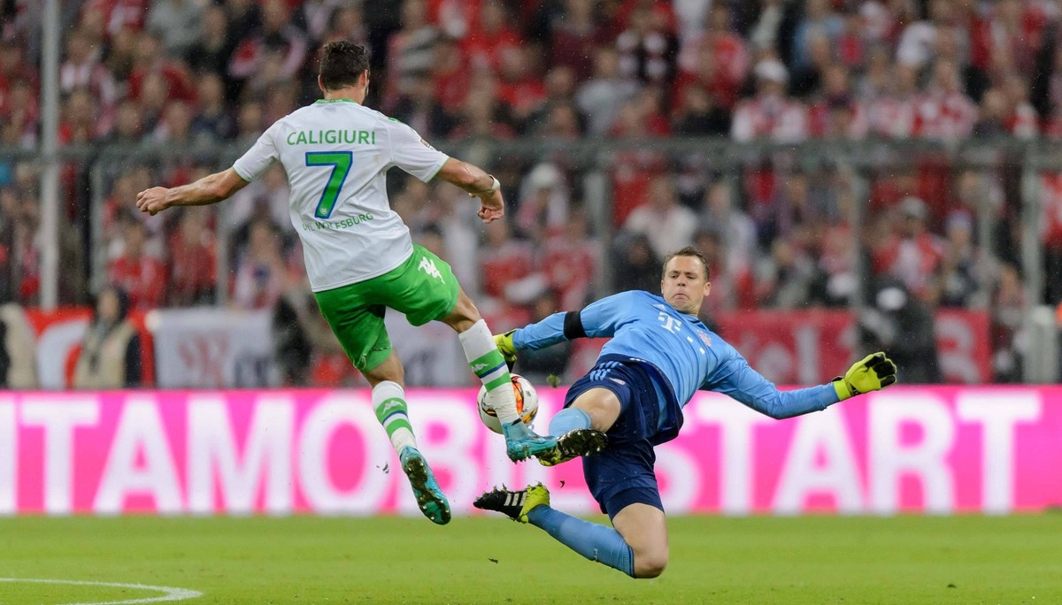 22. September 2015: Muenchen, Allianz Arena: Fussball 1. Bundesliga, 5. Spieltag: FC Bayern Muenchen - VfL Wolfsburg: Muenchens Torwart Manuel Neuer gegen Daniel Caligiuri.

22 September 2015 Munich ...