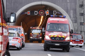 Die Feuerwehr löscht den Brand im Tunnel.