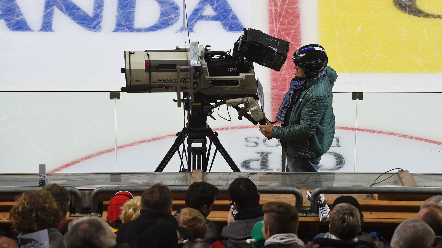 A TV camera man is working at the 90th Spengler Cup ice hockey tournament in Davos, Switzerland, Monday, December 26, 2016. (KEYSTONE/Melanie Duchene)
