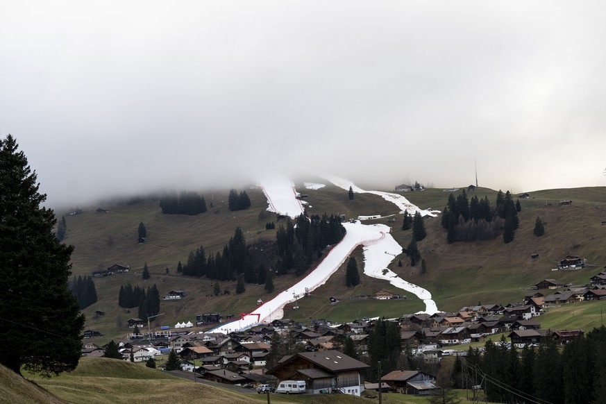 Die Rennpiste kommt unter dem Nebel zum Vorschein, am Donnerstag, 5. Januar 2023, in Adelboden. Am kommenden Wochenende finden am Chuenisbaergli die 67. Internationalen Ski Weltcuprennen statt. (KEYST ...