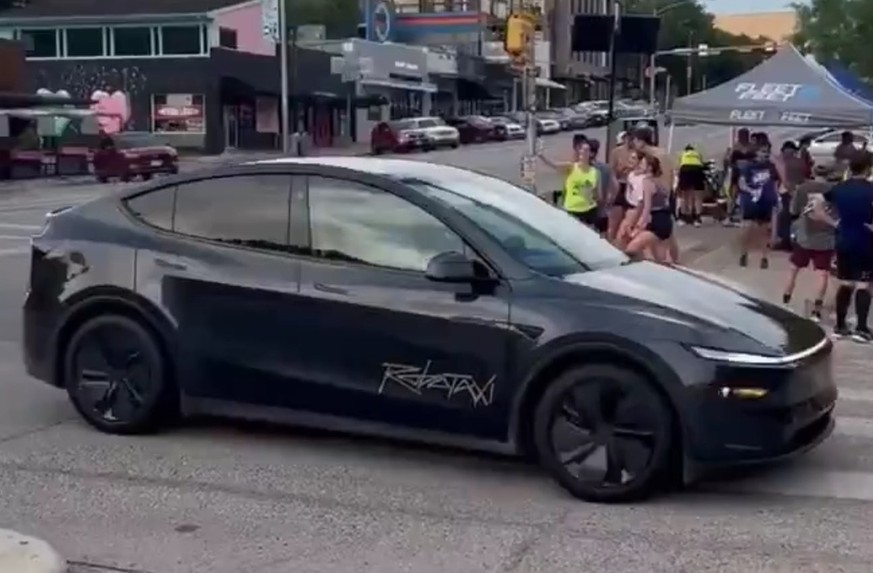 Tesla Robotaxi (Model Y) unterwegs in Austin, Texas.