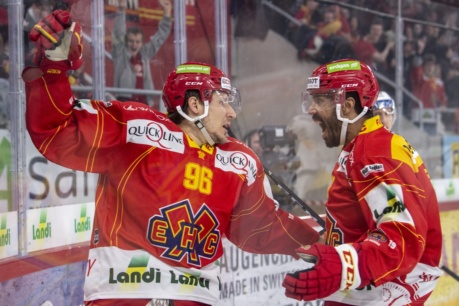 Biels, Damien Brunner, links, Torschuetze zum 1:1, und Robbie Earl, jubeln, waehrend dem fuenften Playoff Viertelfinalspiel der National League, zwischen dem EHC Biel und dem HC Ambri-Piotta, am Diens ...