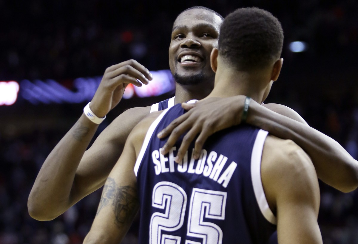 Kevin Durant feiert mit Thabo Sefolosha.