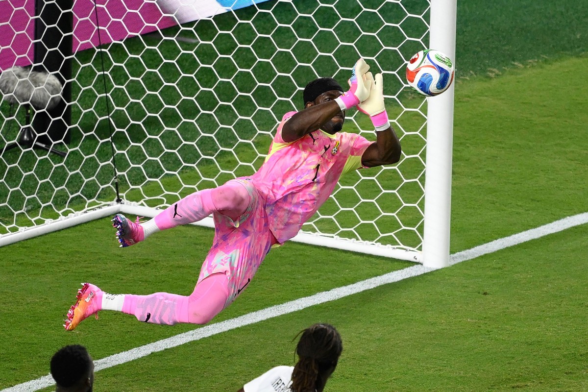 Ghana goalkeeper Lawrence Ati-Zigi (1) makes a save during the World Cup round of 32 soccer match between Colombia and Ghana in Kansas City, Mo., Friday, July 3, 2026. (AP Photo/Reed Hoffmann)
Lawrenc ...