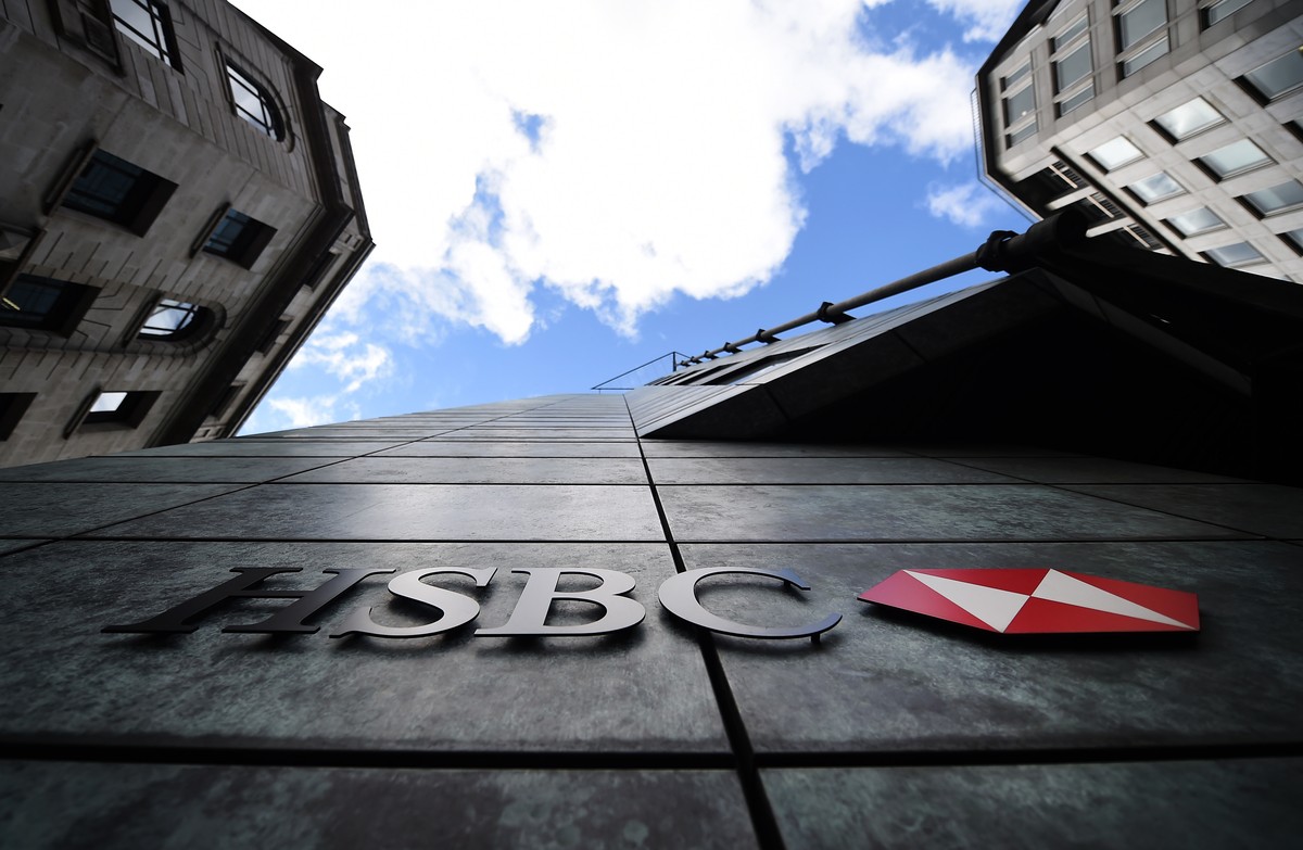 epa08225294 (FILE) - A view of a Hong Kong and Shanghai Banking Corporation (HSBC) bank branch in London, Britain, 09 June 2015 (reissued 18 February 2020). According to the bank's interim CEO No ...