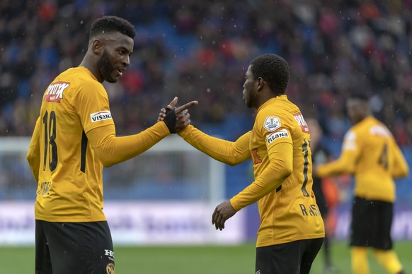 Berns Jean-Pierre Nsame, links, und Roger Assale, rechts, freuen sich ueber das 1:1 im Fussball Meisterschaftsspiel der Super League zwischen dem FC Basel 1893 und dem BSC Young Boys im Stadion St. Ja ...