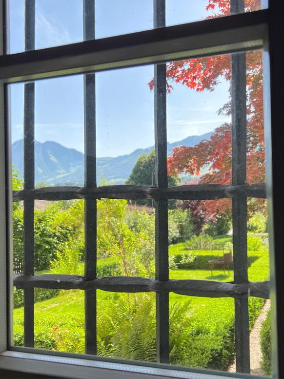 Sarnen, Hofmatt, Blick aus dem «Panoramazimmer». Stellenweise entsprechen sich Landschaft und Wandmalerei. Im Gegensatz zum Dorfplatz ist der Garten ein privater, intimer Bereich.