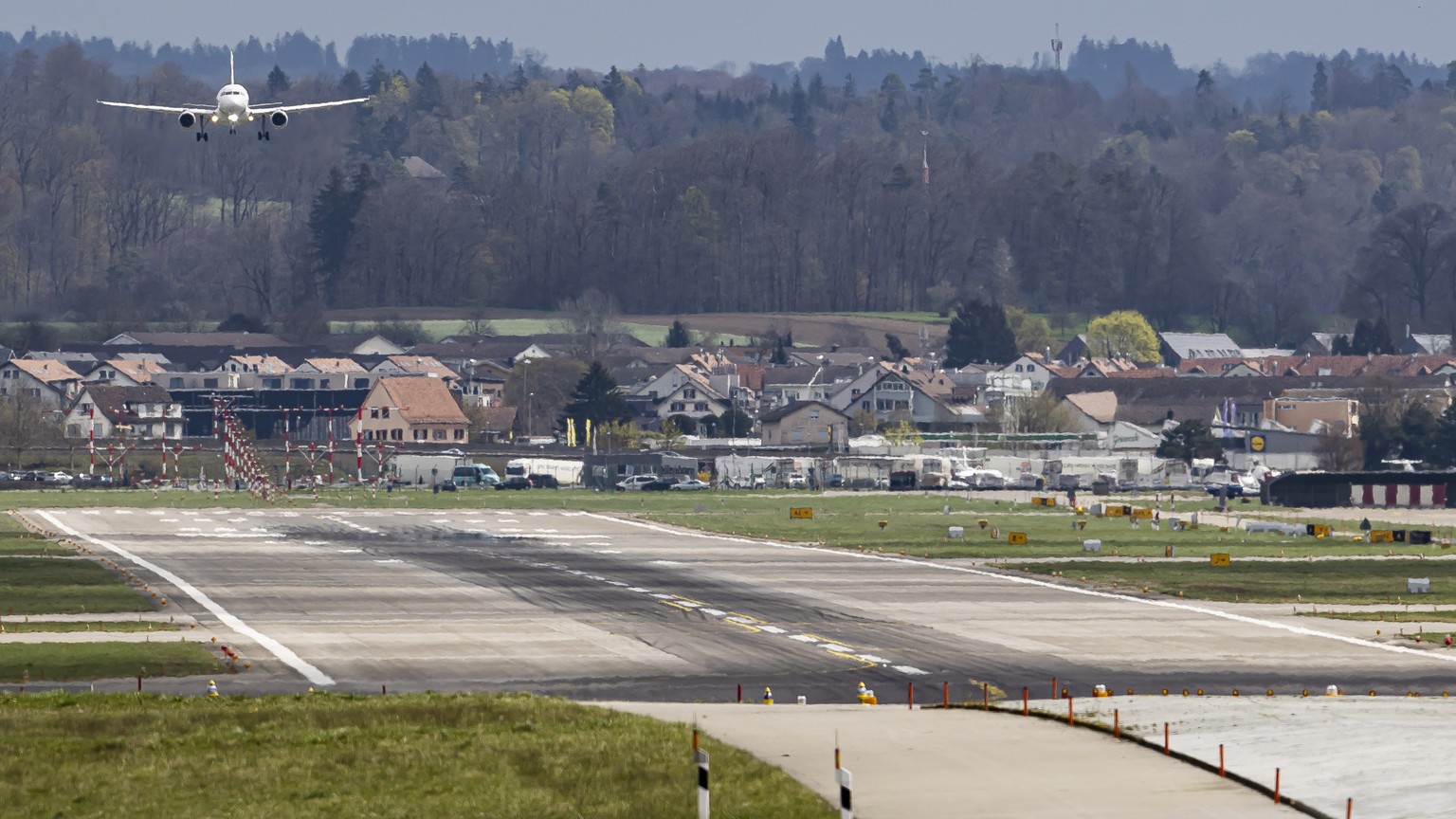 Ein Flugzeug der Swiss landet auf der Piste 28 des Flughafens Zuerich, am Freitag, 31. Maerz 2023 in Zuerich Kloten. Die zustaendige Kommission des Zuercher Kantonsrats hat sich mit 8 zu 7 Stimmen fue ...