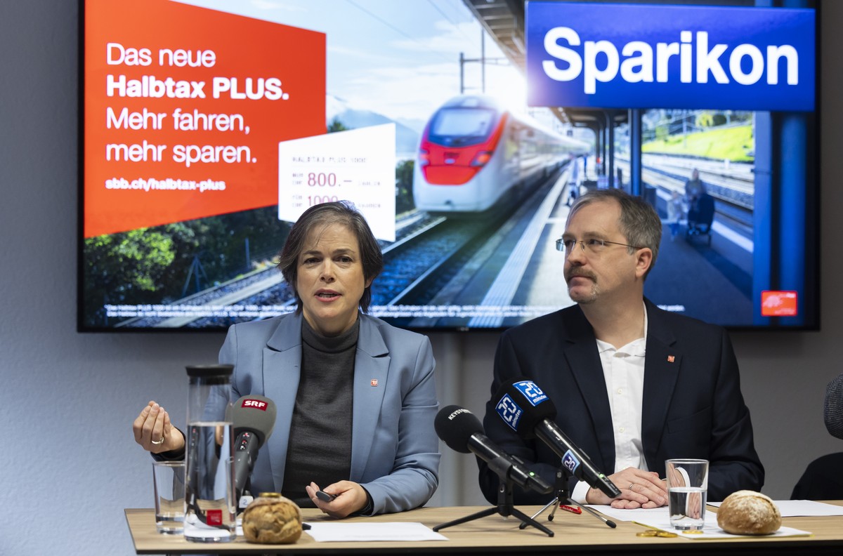 Veronique Stephan, Vertreterin SBB im Strategierat Alliance SwissPass, links, und Helmut Eichhorn, Geschaeftsfuehrer Alliance SwissPass, stellen das neue Abonnement Halbtax Plus vor, waehrend einer Me ...