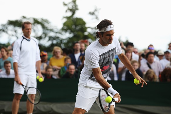 Roger Federer beim Training vor dem Final. Beobachtet von Coach Stefan Edberg, der Djokovic-Trainer Becker in drei Wimbledon-Finals gegenüberstand.