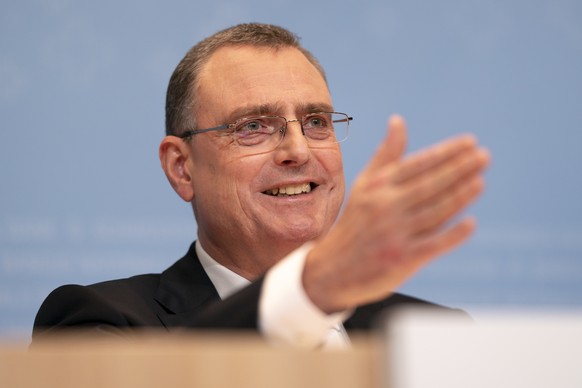 epa11625501 Swiss National Bank (SNB) Chairman of the Governing Board Thomas Jordan speaks during a media briefing at the Swiss National Bank&#039;s Metropol building in Zurich, Switzerland, 26 Septem ...
