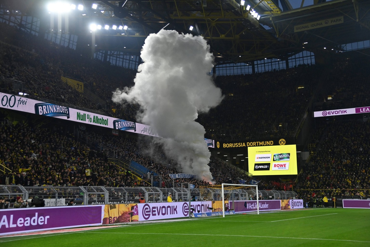 Das Spiel musste wegen einer Rauchbombe aus dem Hertha Fanblock unterbrochen werden 19.02.2023, Fussball GER, Saison 2022 2023, 1. Bundesliga, 21. Spieltag, Borussia Dortmund - Hertha BSC Berlin Dortm ...