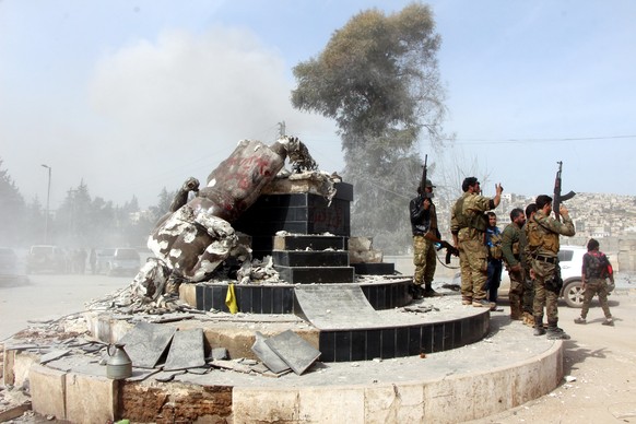 epa06611988 Turkey-backed Free Syrian Army soldiers take control of Afrin city center, Syria, 18 March 2018. According to media reports, the Turkish army and its allied Syrian militias on 10 March con ...