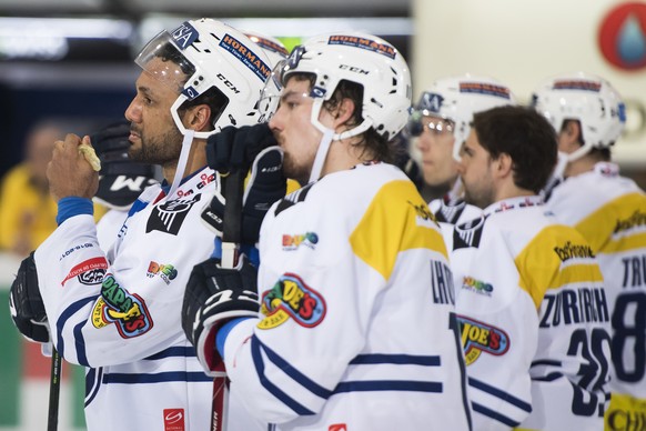 Deception des joueurs tessinois avec a gauche Michael Ngoy, lors du 1er match de la finale de Play-out du championnat suisse de hockey sur glace de National League A, entre le HC Fribourg-Gotteron et  ...