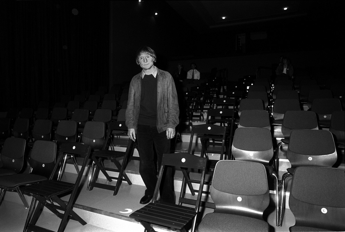 Clown Dimitri steht zum Anlass der Eroeffnung im August 1989 im Zuschauerraum des "Teatro Dimitri" in Ascona, Schweiz. (KEYSTONE/Str)