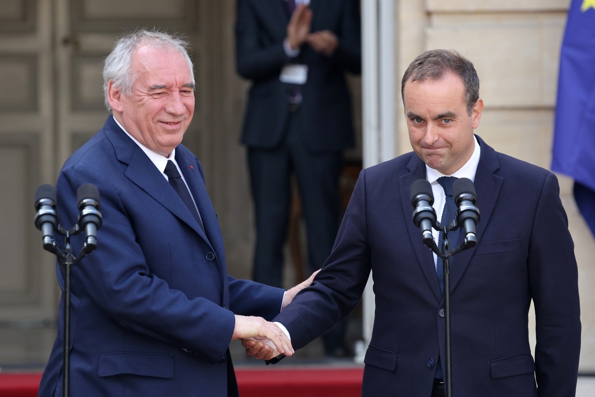 epa12367112 France's newly appointed Prime Minister and former Minister of Armed Forces Sebastien Lecornu (R) shakes hands with France's outgoing Prime Minister Francois Bayrou (L) at the en ...