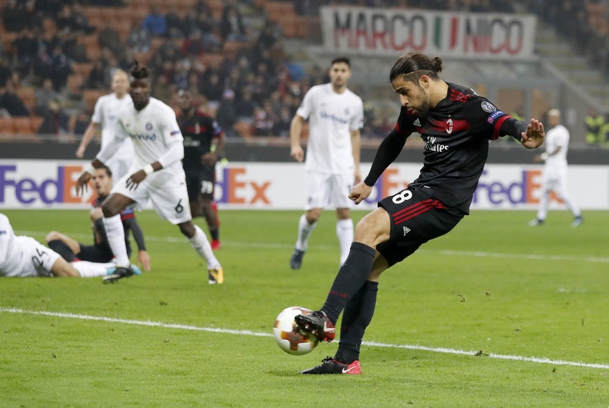 AC Milan&#039;s Ricardo Rodriguez shoots to score during the Europa League group D soccer match between AC Milan and Austria Wien, at the San Siro stadium in Milan, Italy, Thursday, Nov. 23, 2017. (AP ...