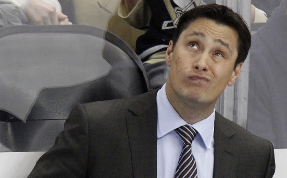 Guy Boucher und der Blick nach oben: Da will er mit dem SC Bern so schnell wie möglich hin.