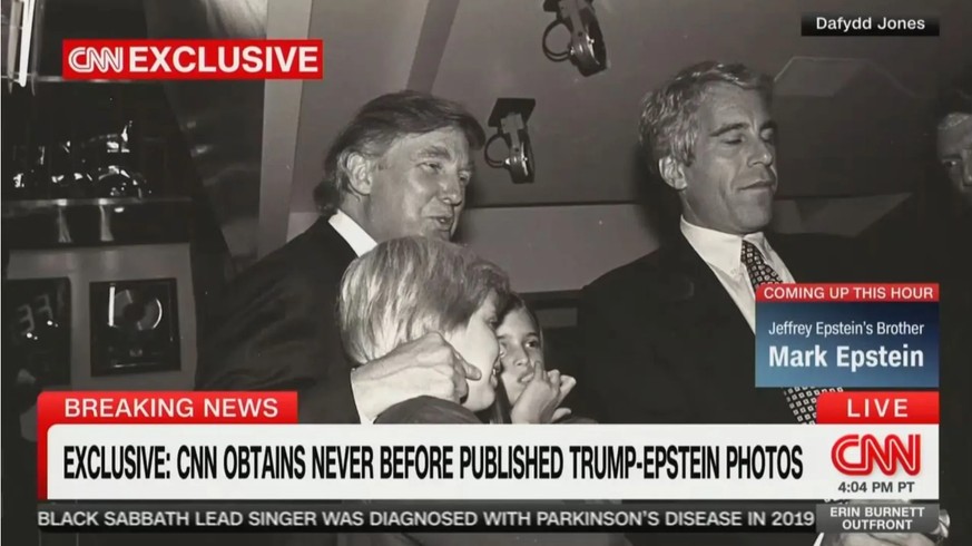 Donald Trump und seine Kinder Eric und Ivanka Trump sind mit Jeffrey Epstein bei der Eröffnung des Harley-Davidson-Cafés 1993 in New York zu sehen.