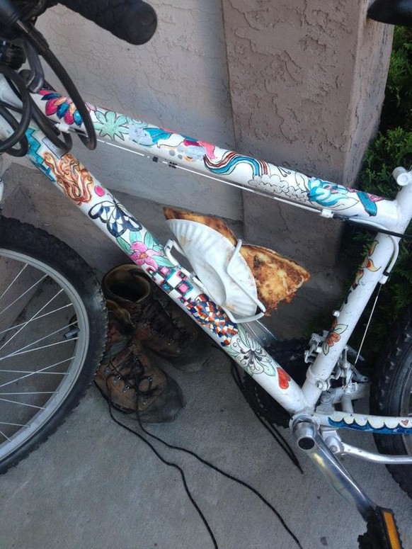 «Wohin denn jetzt mit den Essensresten auf dem Velo? Ah! Hier! Ein Pizzafach! Wieso sehe ich das erst jetzt?» 