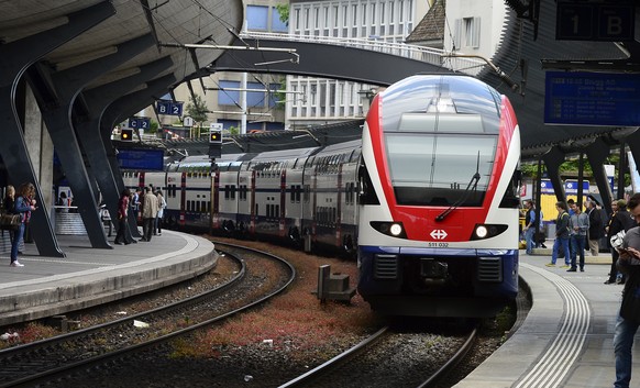 Ein Zug faehrt in den Bahnhof Stadelhofen ein, anlaesslich eines Medienanlasses zum 25-jaehrigen Bestehens der Zuercher S-Bahn und des Zuercher Verkehrsbundes vom Mittwoch, 27. Mai 2015, im Bahnhof St ...