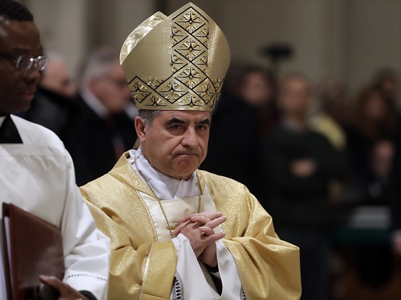 ARCHIV - Angelo Becciu leitet eine eucharistische Liturgie in der Basilika St. Johannes in Latheran. Foto: Gregorio Borgia/AP/dpa