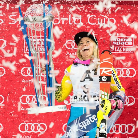 epa05710035 Winner Frida Hansdotter of Sweden celebrates on the podium after the women&#039;s Alpine Skiing World Cup Slalom race in Flachau, Austria, 10 January 2017. EPA/CHRISTIAN BRUNA