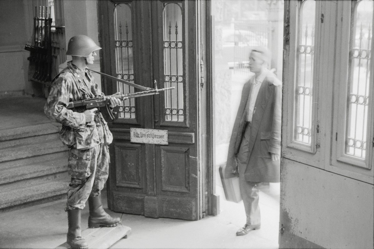 Erstmal herzlich willkommen in der guten Stube, äh Kaserne in Zürich, 1960.