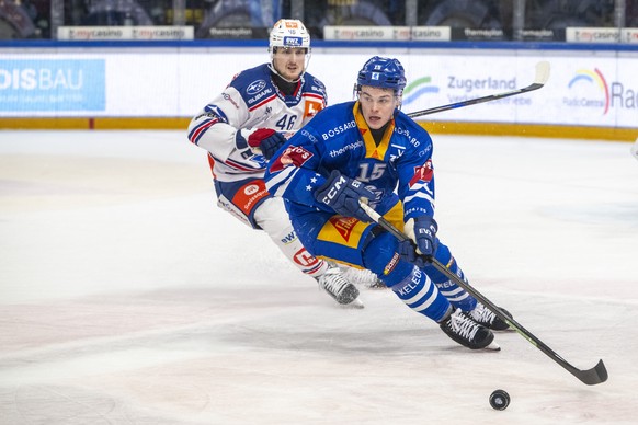 Gregory Hofmann, rechts, von Zug im Spiel gegen Dean Kukan, links, vom ZSC beim Eishockey Qualifikationsspiel der National League zwischen dem EV Zug und den ZSC Lions am Samstag, 22. Februar 2025 in  ...